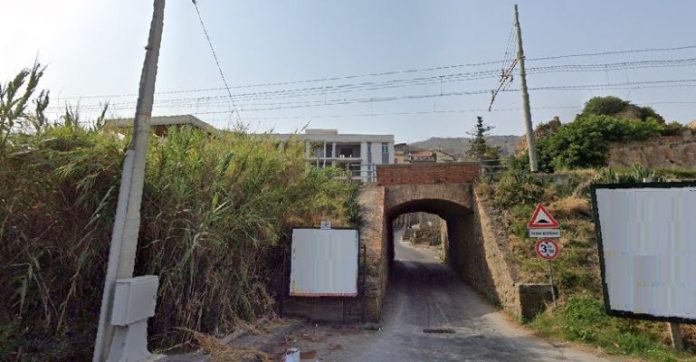Sottopasso ferroviario carrabile, lungo la Via Castello, Comune di Acquedolci